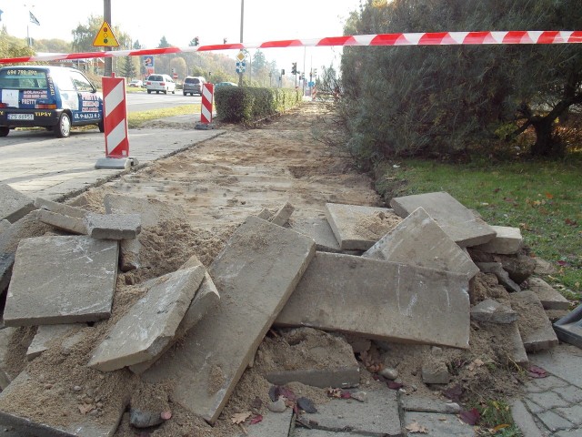 W sobotę, przez kilka godzin, pracowali też fachowcy układający nowy chodnik przy ul. Piłsudskiego.