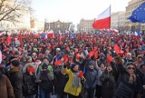 Manifestacja na pl. Wolności. Strażnicy demokracji pokazali rządzącym czerwoną kartkę [ZDJĘCIA]