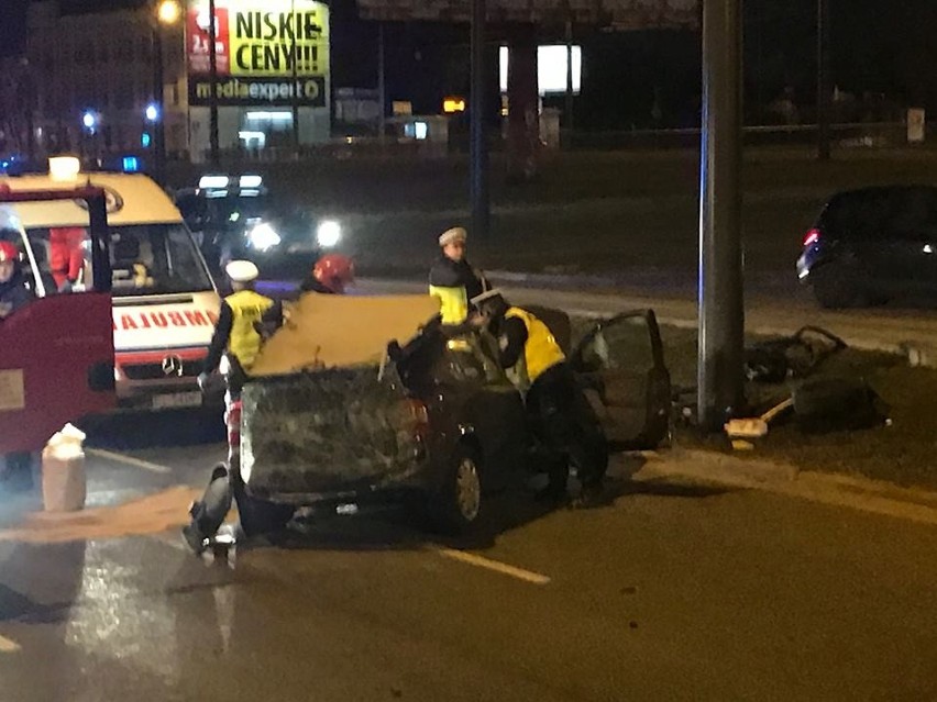 Wypadek na Piłsudskiego. Auto uderzyło w słup. Kierowca miał 2,3 promila! [FILM, zdjęcia]