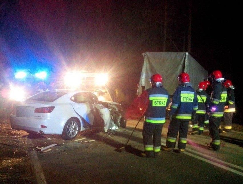 Orzysz - Ełk. Pod Rostkami osobówka uderzyła w dostawczaka [FOTO]