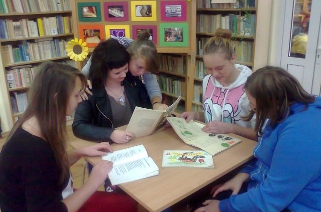 W łomżyńskiej szkole uczniowie chętnie czytają wiersze Juliana Tuwima.
