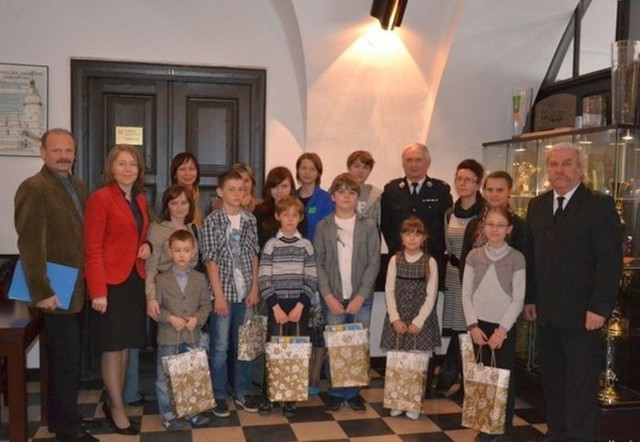 Laureaci konkursu plastycznego z jego organizatorami i burmistrzem  Szydłowca.