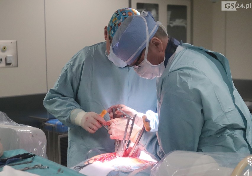 Unikatowa operacja skoliozy w szpitalu "Zdroje" w Szczecinie. Korygowali kręgosłup nastolatki specjalnymi prętami [ZDJĘCIA]
