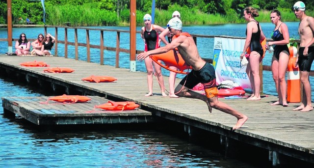 W ośrodku nad Jeziorem Kozienickim nad bezpieczeństwem kąpiących każdego dnia w czasie wakacji czuwa czworo ratowników.
