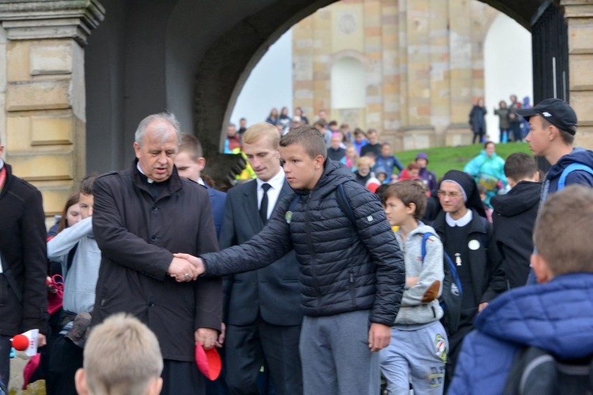 Trzy tysiące pielgrzymów z trzech diecezji dotarło na Święty Krzyż (WIDEO, zdjęcia)