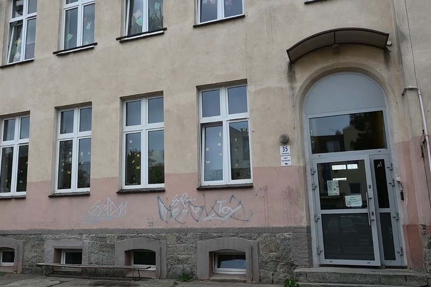 Elewacja frontu budynku "przyozdobiona" graffiti jest...