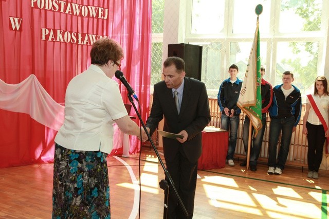 Dyrektor szkoły Witold Plata otrzymał pamiątkowy medal Pro Masovia z rąk Bożenny Pacholczak, wiceprzewodniczącej sejmiku województwa mazowieckiego.