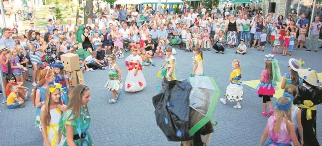 Pokaz mody ekologicznej w wykonaniu uczniów ze Szkoły Podstawowej w Wielkiej Wsi