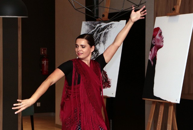 W hotelowej restauracji "Reset" w Grudziądzu w swoje prace plastyczne przedstawiła Agnieszka Ulanowska oraz dała pokaz tańca flamenco. Podczas wieczoru serwowano dania kuchni hiszpańskiej. Hiszpańską muzykę na żywo wykonał Maciej Gburczyk.