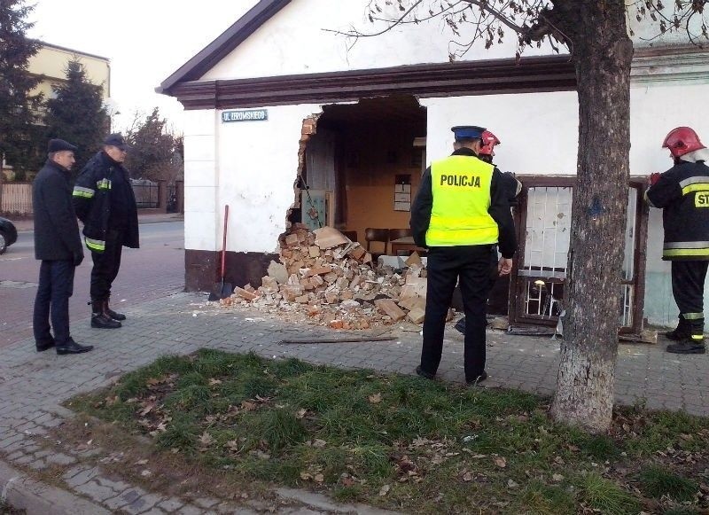 Wypadek w Białobrzegach. Bus wjechał w dom! (zdjęcia)