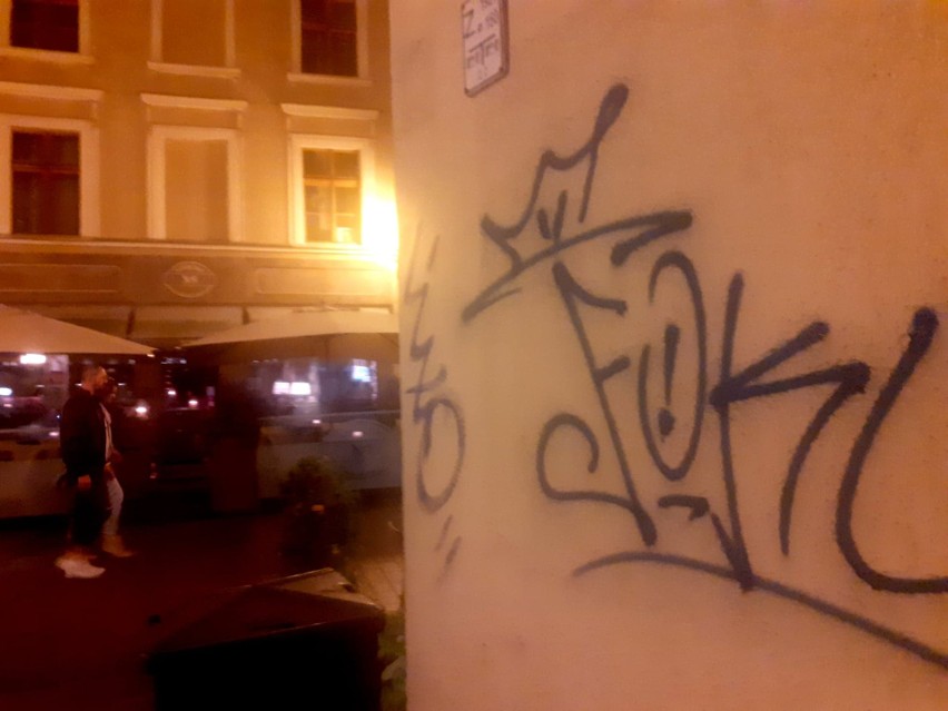 Toruń. Wandale znów niszczą zabytki! A usuwanie graffiti coraz droższe...