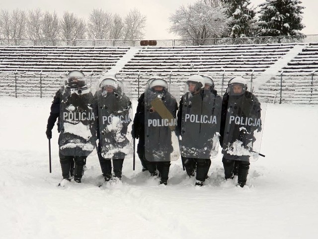 Mundurowi przez kilka godzin ćwiczyli szyki policyjne i współdziałanie w pododdziałach zwartych.