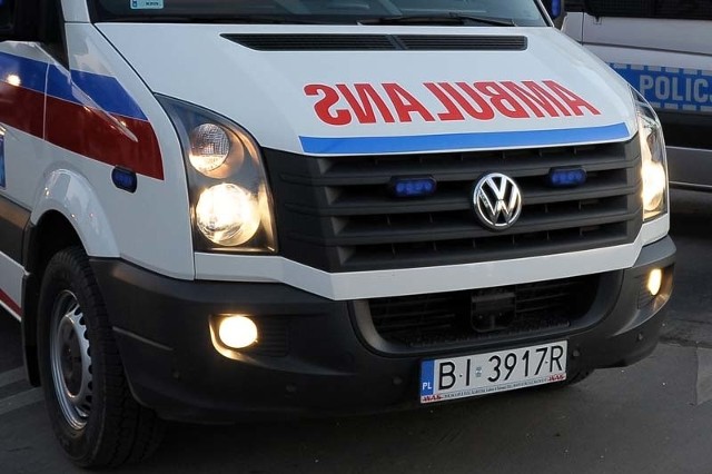 Ul. Kleeberga w Białymstoku. Renault uderzyło w radiowóz. Dwie policjantki trafiły do szpitala