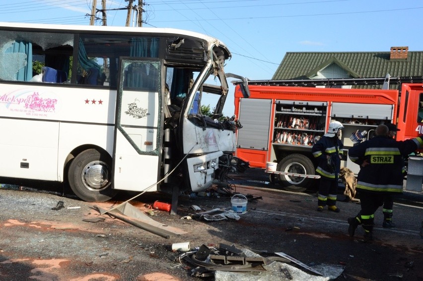 Groźny wypadek w Ruścu koło Bełchatowa. Zderzenie dwóch autokarów wiozących dzieci. Kilkanaście osób rannych