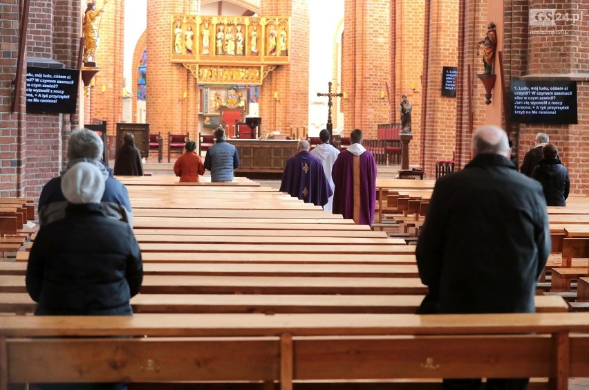 Tylko 50 osób na mszy. W kościołach liczą ludzi. Koronawirus w Polsce. Dyspensa na udział w niedzielnych mszach świętych. Msze święte online