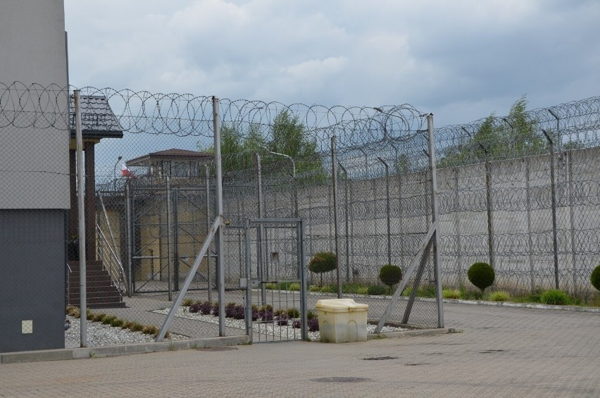 Areszt Śledczy w Hajnówce. To jedno z większych więzień w województwie podlaskim. Jest kapliczka, boisko i pokój intymnych widzeń [ZDJĘCIA]