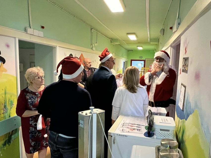 Mikołaj odwiedził małych pacjentów szpitala w Sandomierzu. Ogromne zaskoczenie u dzieciaków