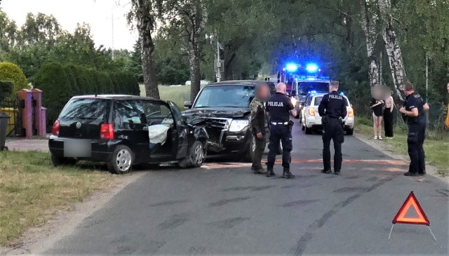 Policjanci pracowali na miejscu wypadku drogowego, do którego doszło w Nowej Wsi Kościerskiej w gminie Kościerzyna. Kierująca vw czołowo zderzyła się z mitsubishi