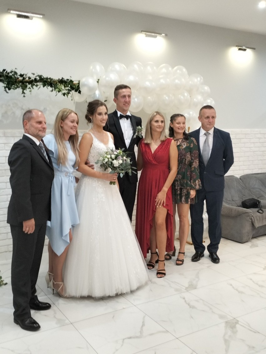 Piękny siatkarski ślub. Dominika Łękawska i Karol Duda ślubowali sobie miłość w Skarżysku-Kamiennej. Obecnie grają w Luksemburgu 