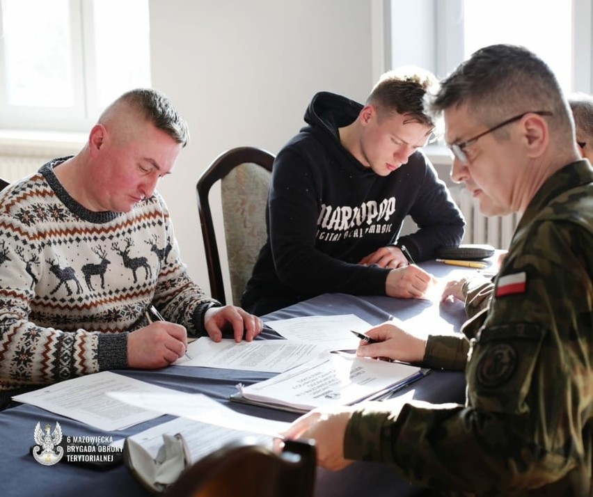 Nowi radomscy terytorialsi przechodzą intensywne szkolenie wojskowe