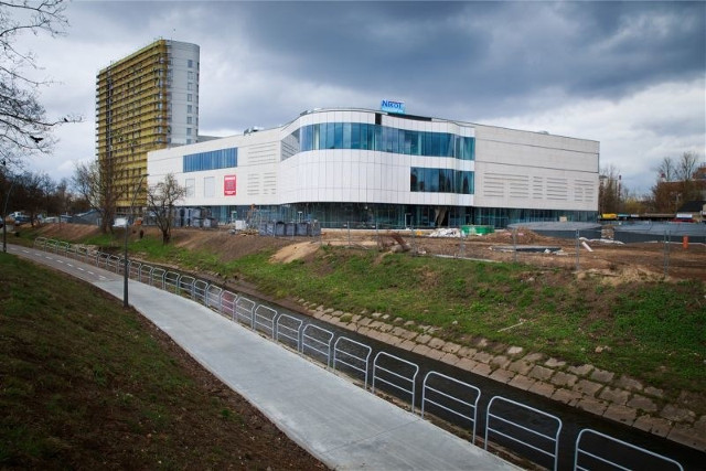 Galeria Jurowiecka. Elewacja galerii prawie gotowa (zdjęcia, wideo)