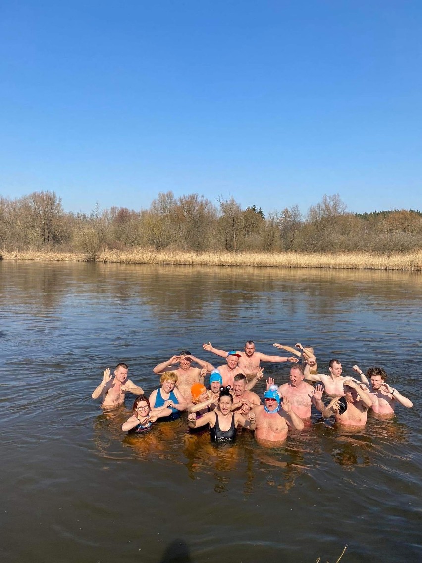 Morsy Mogielnica nie kończą sezonu. W weekend kąpały się w Pilicy w Tomczycach. Zobacz zdjęcia