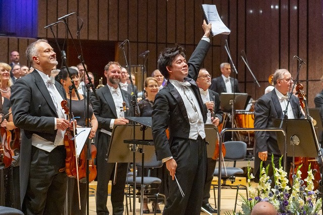 Podczas finałowego koncertu festiwalu za pulpitem dyrygenckim stanął Chuchei Iwasaki (w środku)
