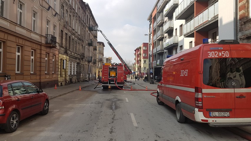 Pożar na Struga w Łodzi. Poparzeni mieszkańcy kamienicy....