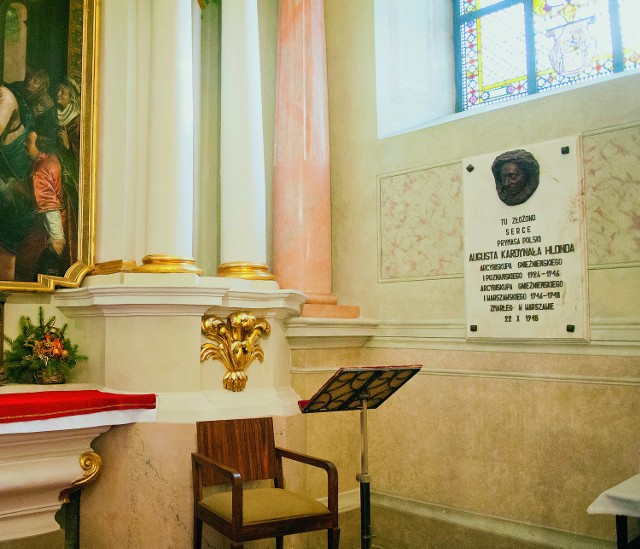 Zniszczona katedra gnieźnieńska w styczniu 1945 roku (górne zdjęcie). Jej odbudowa stała się dla kardynała Hlonda symbolem religijnej jedności Polaków