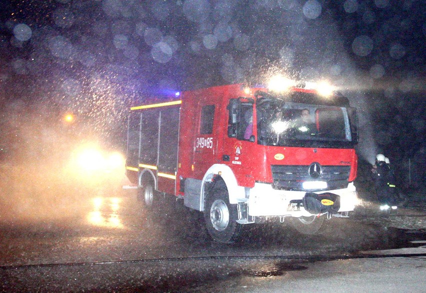 Auto zapaliło się nad Jeziorem Rożnowskim