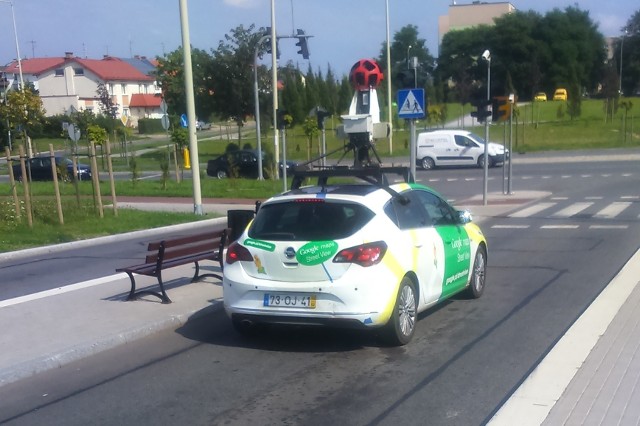 Samochód Google na pętli autobusowej na osiedlu Niepodległości.