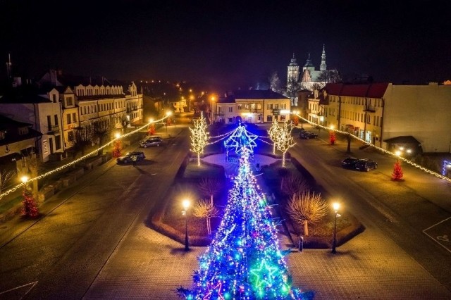 Tak opatowski Rynek wyglądał przed rokiem. Czy tym razem będzie równie ładnie?