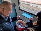 Z miłości do pasażera, czyli walentynki z trójmiejską SKM-ką. W święto zakochanych w pociągach rozdawali słodycze | ZDJĘCIA