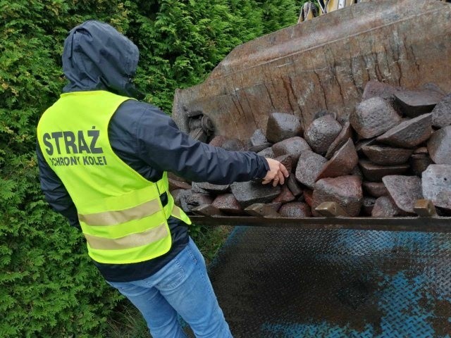 W punkcie skupu złomu w Przemyślu funkcjonariusze ujawnili 1330 kg skradzionych elementów surówki hutniczej pochodzącej z kolejowego terminalu przeładunkowego w Krównikach koło Przemyśla.