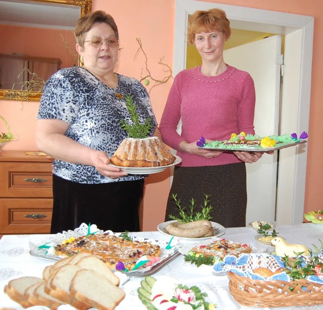 Alicja Jakubowska (od lewej) i Krystyna Czarnota prezentują smaczne ciasta wielkanocne