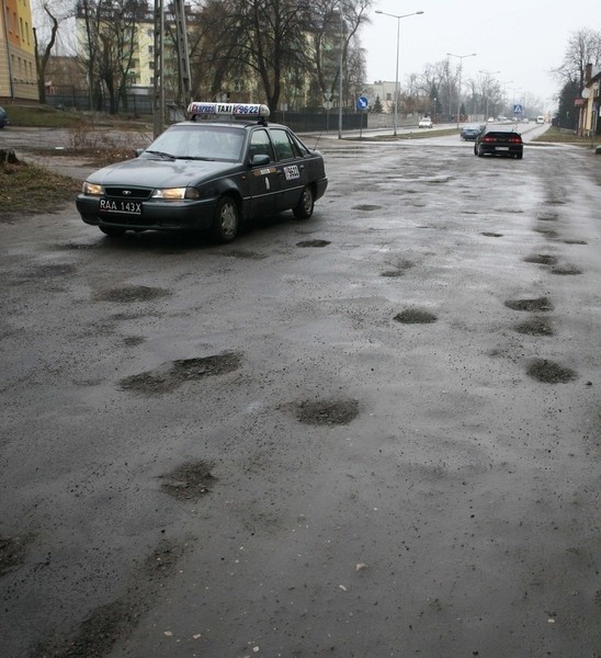 Codziennie dziurawą ulicę Mariacką w Radomiu pokonuje kilkadziesiąt samochodów.