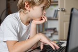Darmowe laptopy dla uczniów i nauczycieli od września 2023. MEiN zabezpieczy je grawerem. Kto otrzyma nowy komputer od rządu?