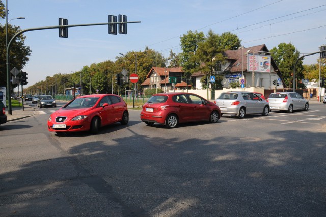 Skrzyżowanie u zbiegu ulic Klasztornej i Bulwarowej z al. Jana Pawła II często się korkuje.