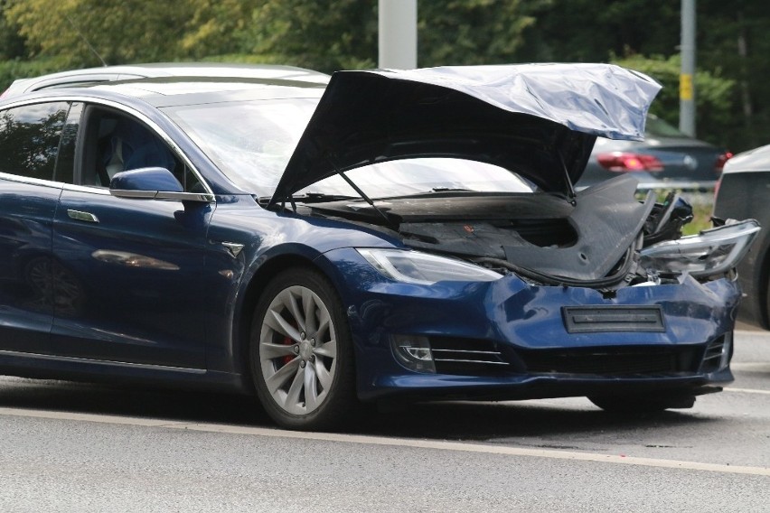 Wypadek trzech samochodów przy moście Milenijnym. Tesla nie wyhamowała 