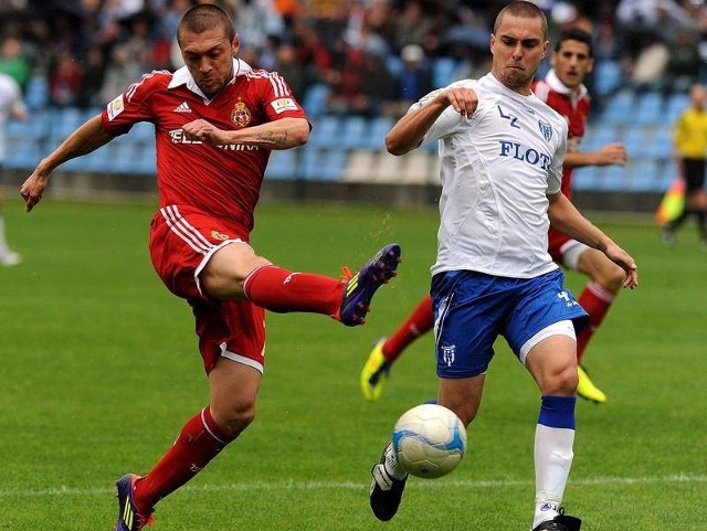 Ivica Iliev (oddaje strzał) strzelił Flocie trzecią bramkę. Obok niego obrońca Wyspiarzy Piotr Kieruzel.