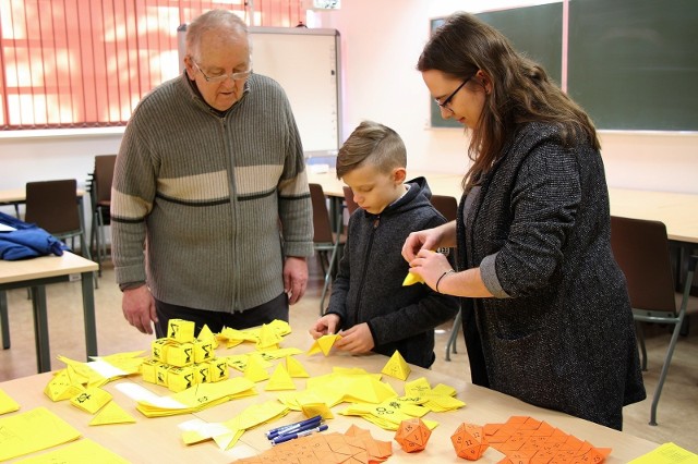 Dziadkowie uczyli wnuków jak robić samoloty bez kleju, a wnuki uczyły dziadków elektronicznych gier