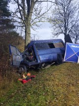 Wypadek w Chańczy! Bus wypadł z drogi i uderzył w drzewo, dwie osoby nie żyją, dwie są ranne