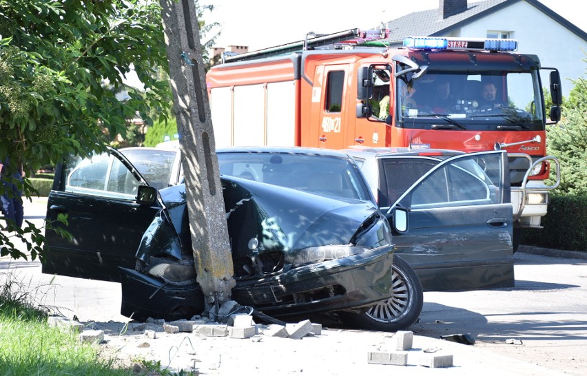 Malbork. Wypadek na ul. Żuławskiej. Kierowca BMW uciekał przed policją i wjechał w słup energetyczny