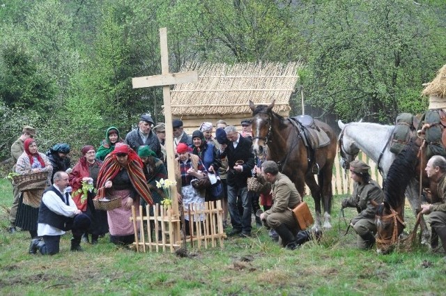 Mieszkańcy pobliskiej wsi Kopcie (w ich role wcielili się członkowie zespołu ludowego Sorbin) modlą się razem z żołnierzami majora Hubala (kawalerzyści z 25 Kieleckiego Szwadronu).