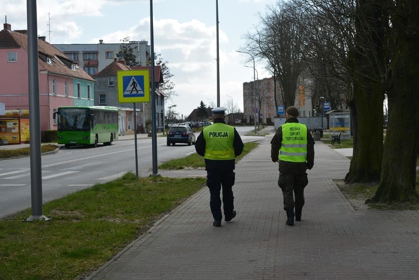 Mundurowi z Krosna Odrzańskiego kontrolują miejsca...