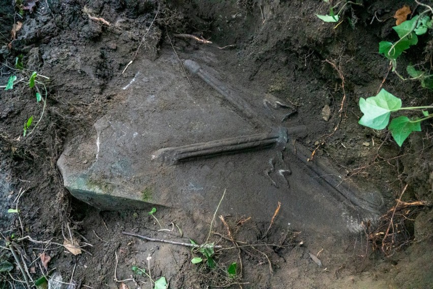 Kolejne odkrycia w dawnym parku Tilebeinów. Odkryto grobowiec właściciela i płytę z sarkofagu 