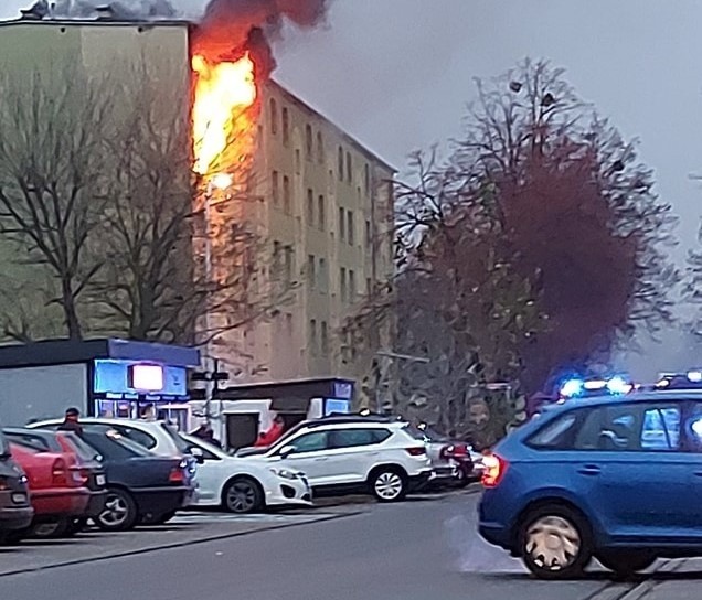 Groźny pożar w centrum Kędzierzyna-Koźla. Jedna osoba ranna. Strażacy w częściowo spalonym mieszkaniu znaleźli węża