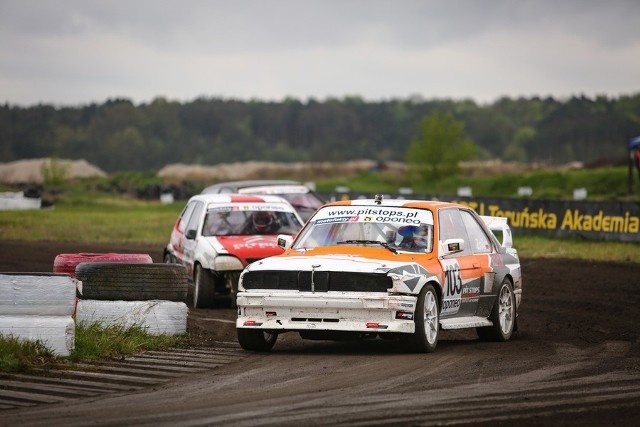 Lista zgłoszeń do drugiej tegorocznej rundy Oponeo Mistrzostw Polski Rallycross liczyła aż 81 nazwisk. Bardzo nieprzychylna, zmienna aura wymagała od zawodników ogromnej koncentracji i umiejętności wykorzystania atutów swojego sprzętu oraz szybkiej adaptacji do trudnych warunków na torze. W rywalizacji w Motoparku Toruń najlepszy okazał się Tomasz Kuchar, dla którego było to już drugie w tym sezonie zwycięstwo. Główny konkurent Kuchara – Marcin Gagacki – nie zakwalifikował się do finału po tym, jak w półfinale z walki wyeliminowała go awaria samochodu.