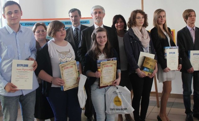 Laureaci konkursu recytatorskiego w Seceminie z organizatorami i członkami jury.
