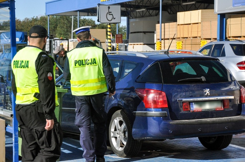 Gorzowscy policjanci kontrolowali parkingi. Posypały się mandaty [ZDJĘCIA]